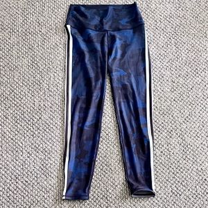 WITH Wear It To Heart Blue Camo Cropped Activewear Yoga Leggings Size Large